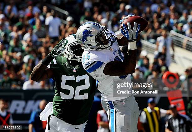 Eric Ebron of the Detroit Lions completes a 16-yard reception for a touchdown in the second quarter against the defense of David Harris of the New...