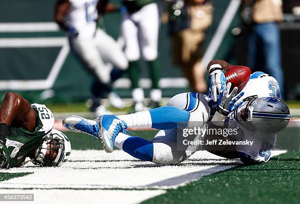 Eric Ebron of the Detroit Lions completes a 16-yard reception for a touchdown in the second quarter against the defense of David Harris of the New...