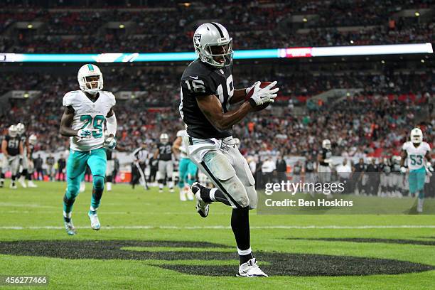 Andre Holmes of the Oakland Raiders makes a 22 yard reception to score his team's second touchdown during the NFL match between the Oakland Raiders...
