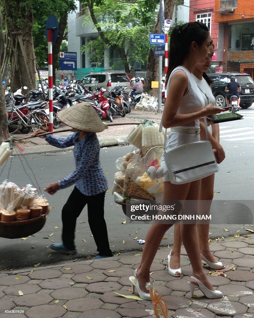 VIETNAM-CIGARETTES-GIRLS