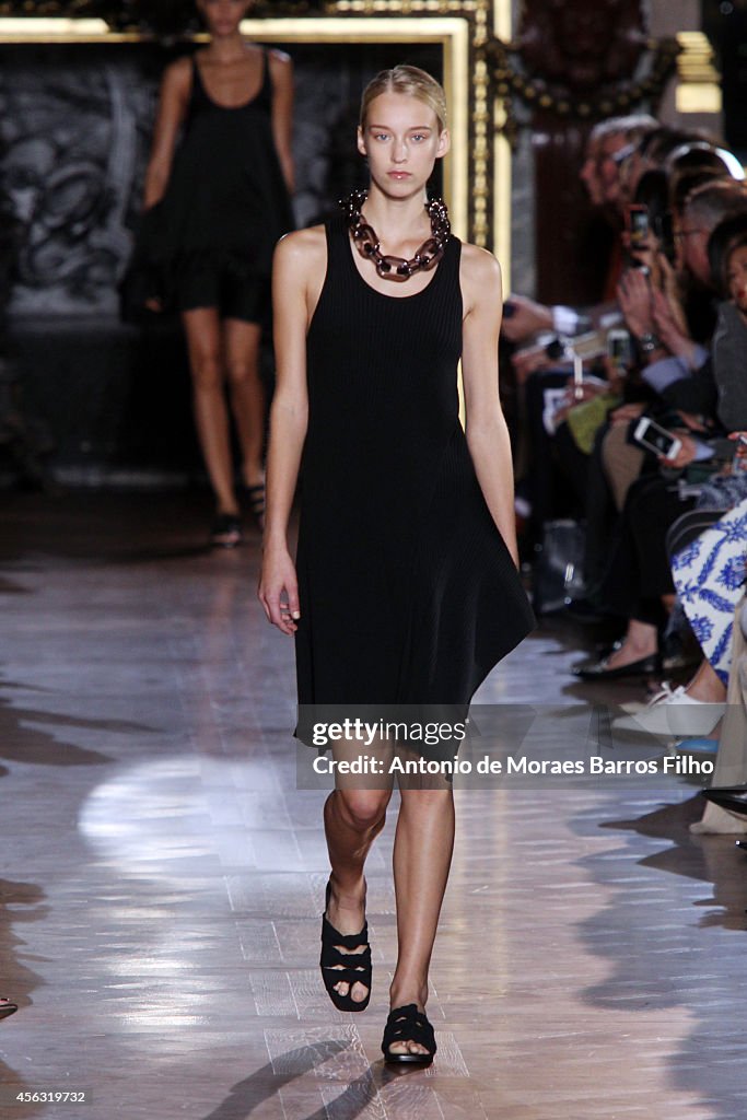 Stella McCartney : Runway - Paris Fashion Week Womenswear Spring/Summer 2015