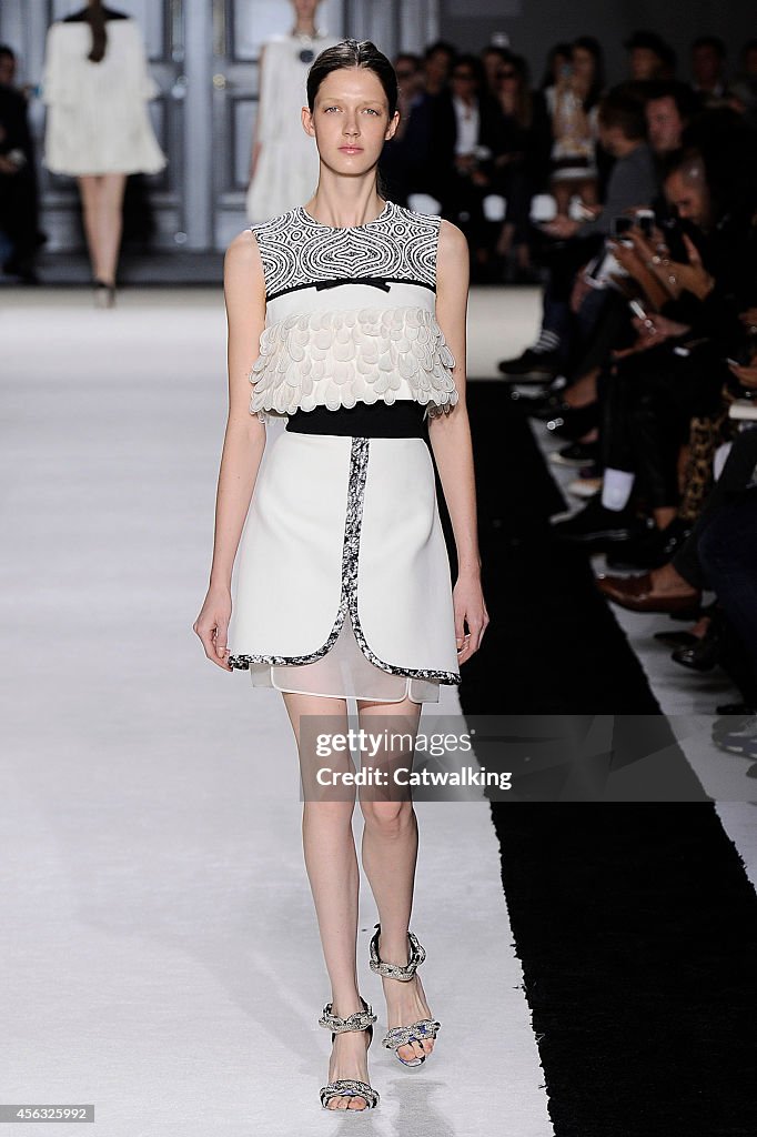 Giambattista Valli - Runway RTW - Spring 2015 - Paris Fashion Week