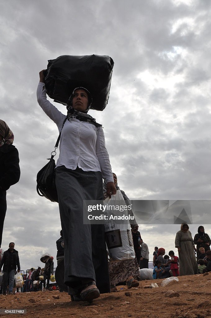 Syrian Kurds crossing into Turkey from Sanliurfa