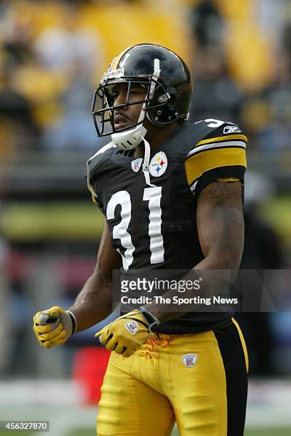 Mike Logan of the Pittsburgh Steelers participates in warm-ups before a game against the Jacksonville Jaguars on October 16, 2005 at Heinz Field in...