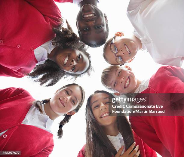 students in circle smiling together - only girls fotografías e imágenes de stock