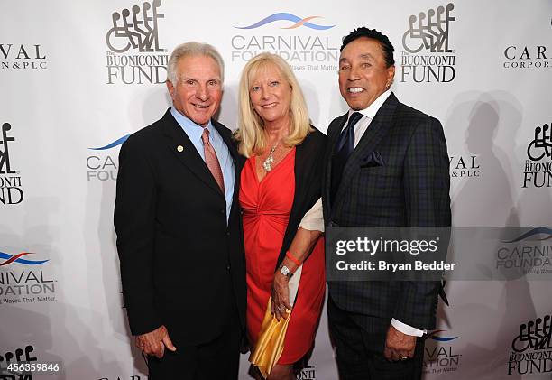 Founder and CEO of The Buoniconti Fund Nick Buoniconti, Lynn Buoniconti, and singer/songwriter Smokey Robinson attend the 29th Annual Great Sports...