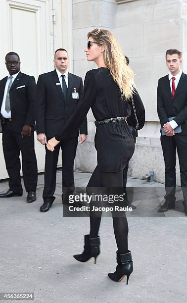 Gisele Bundchen arrives at the Chanel show during Paris Fashion Week, Womenswear SS 2015 on September 30, 2014 in Paris, France.