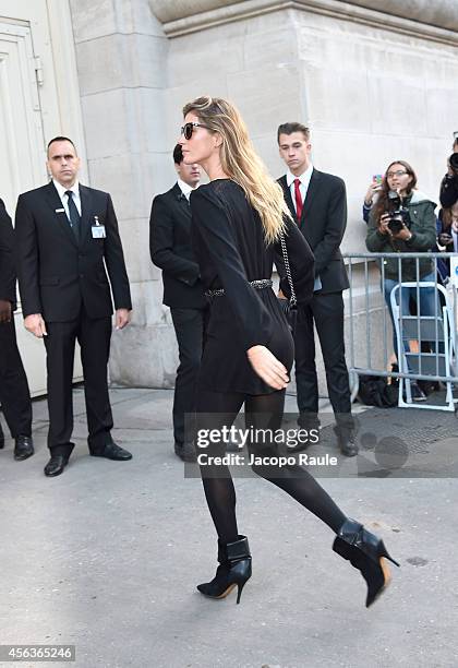 Gisele Bundchen arrives at the Chanel show during Paris Fashion Week, Womenswear SS 2015 on September 30, 2014 in Paris, France.
