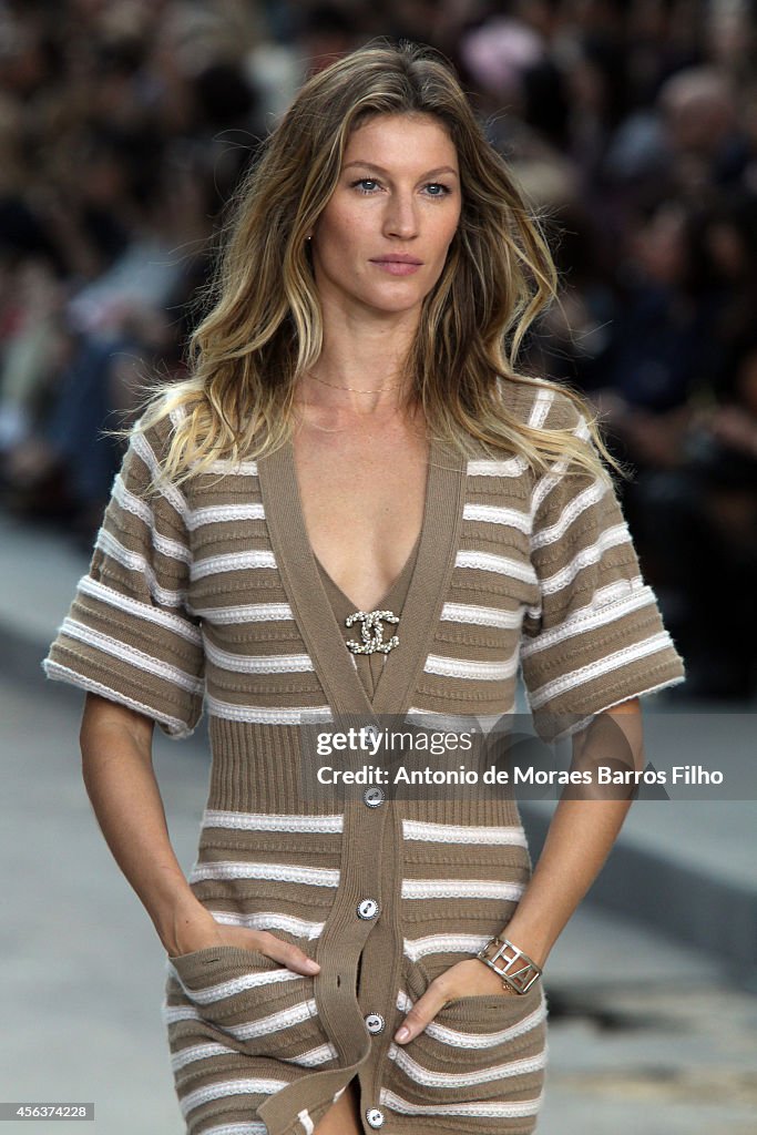 Chanel : Runway - Paris Fashion Week Womenswear Spring/Summer 2015