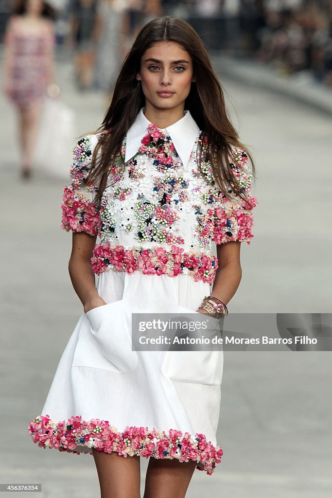 Chanel : Runway - Paris Fashion Week Womenswear Spring/Summer 2015