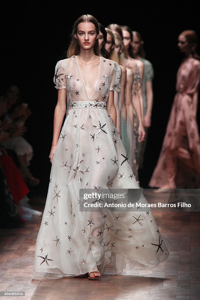 Valentino : Runway - Paris Fashion Week Womenswear Spring/Summer 2015