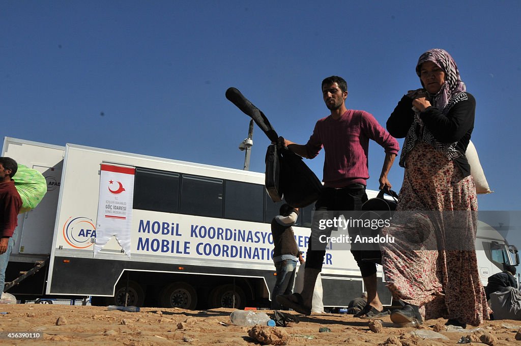 Syrian Kurds crossing into Turkey