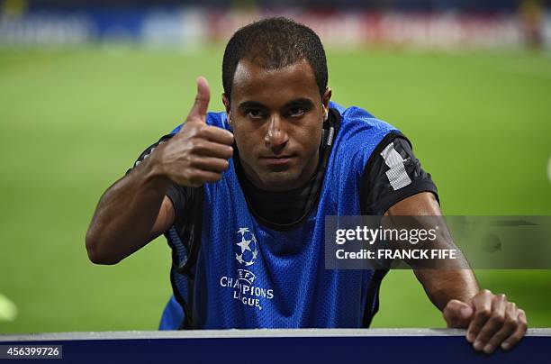 Paris' Brazilian forward Lucas Moura gives the thumb up prior to the UEFA Champions League football match Paris Saint-Germain vs Barcelona on...