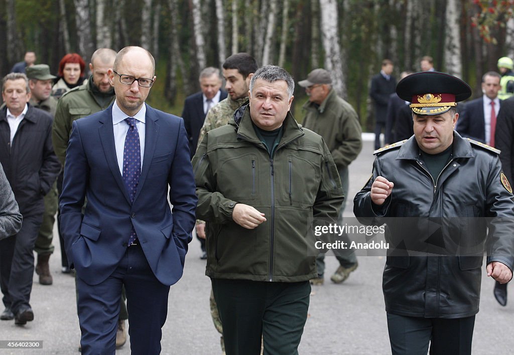 Ukrainian PM Yatsenyuk visits Ukrainian National Guard base