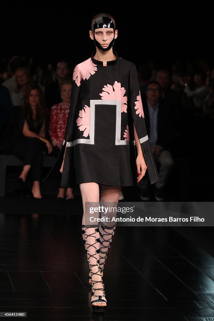 Alexander McQueen : Runway - Paris Fashion Week Womenswear Spring/Summer 2015
