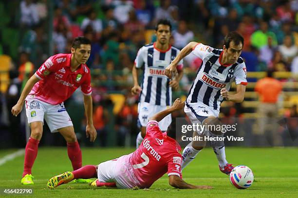 Edwin Hernandez of Leon struggles for the ball with Cesar Delgado of Monterrey during a match between Leon and Monterrey as part of 11th round...