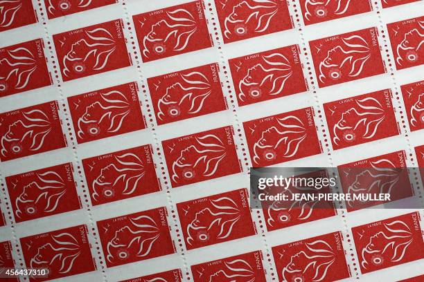 Un rouleau de timbres à l'effigie de "Marianne", timbre officiel de la République Française, est prêt à être livré, dans l'atelier de la commune de...