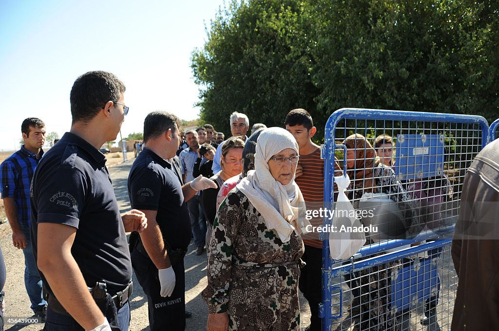 Syrian refugees return home to collect their belongings