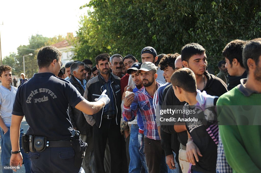 Syrian refugees return home to collect their belongings