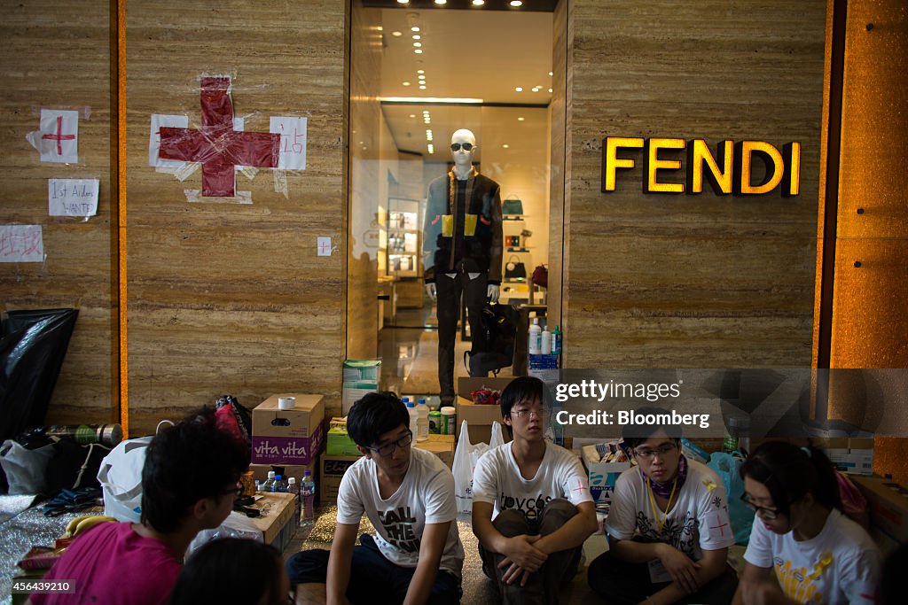 Hong Kong's Leader Facing Deadline as Protests Enter Sixth Day