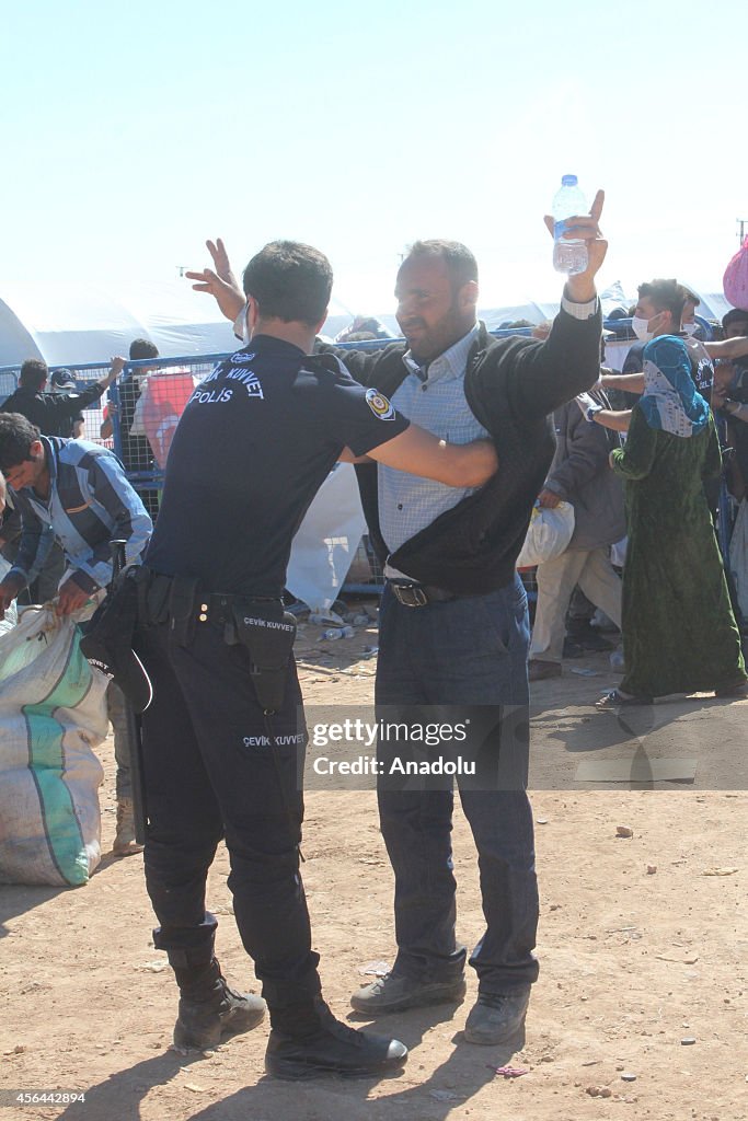 Syrian Kurds cross into Turkey