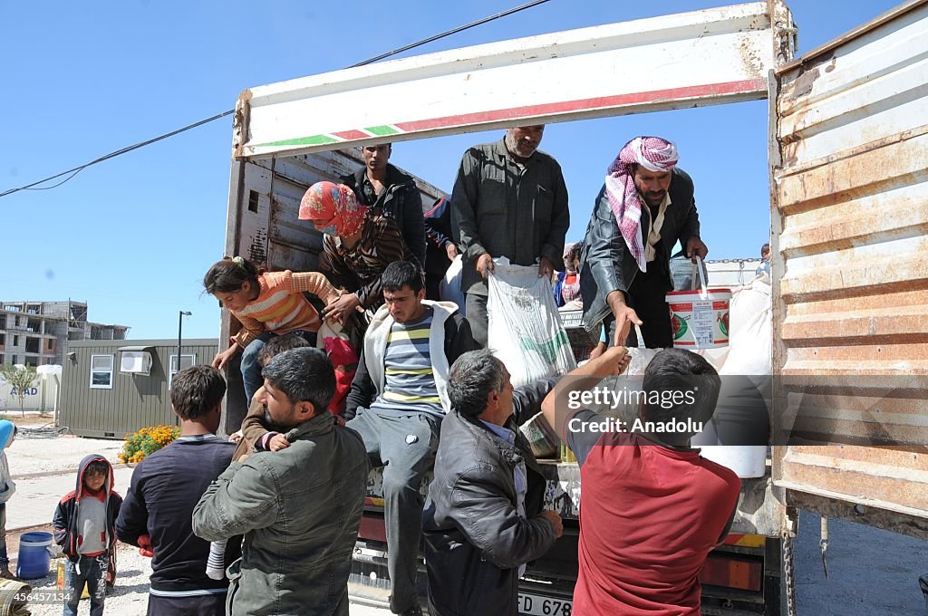 Syrian Kurds fleeing from clashes crossing into Turkey