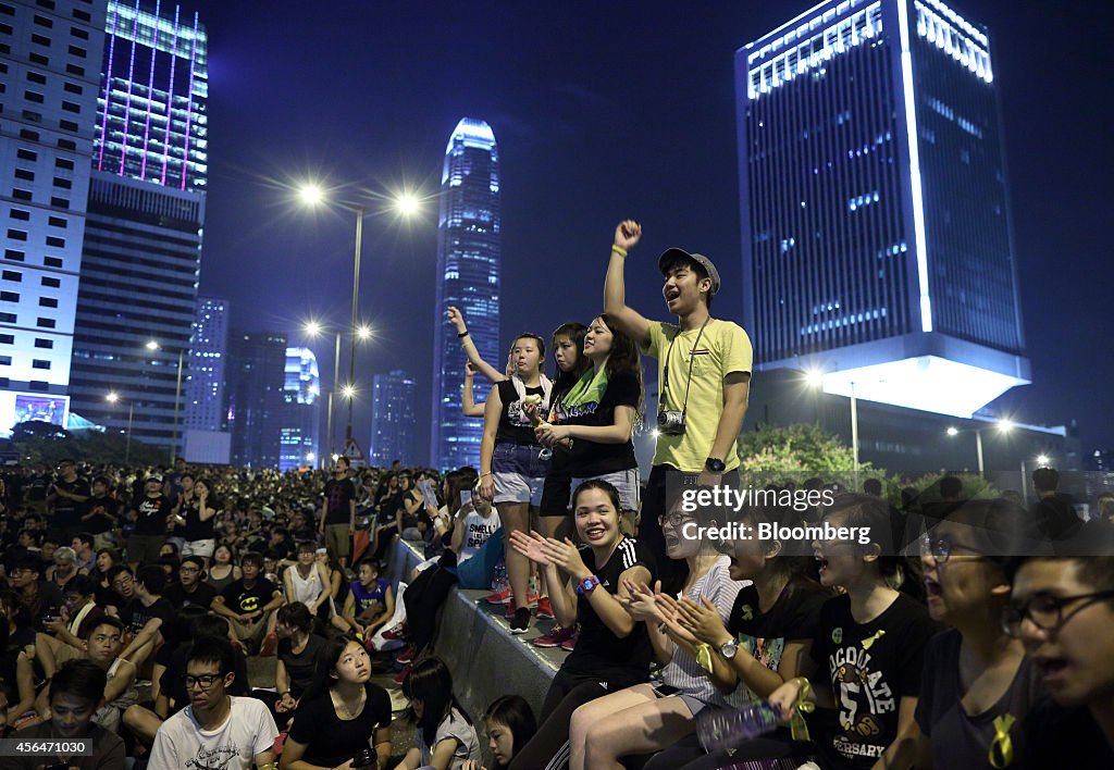 Hong Kong's Leader Facing Deadline As Protests Enter Sixth Day