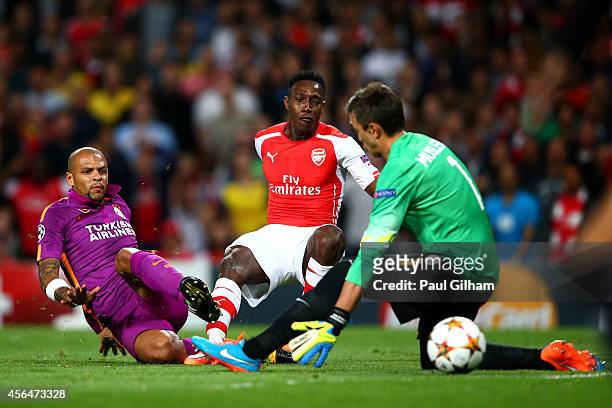 Danny Welbeck of Arsenal scores the opening goal past Fernando Muslera of Galatasaray AS during the UEFA Champions League group D match between...