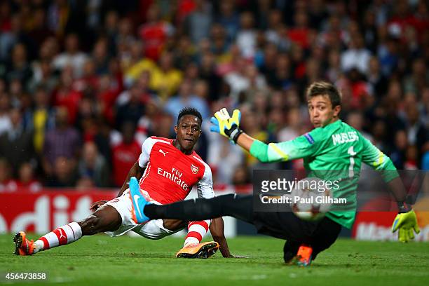 Danny Welbeck of Arsenal scores his team's second goal past Fernando Muslera of Galatasaray AS during the UEFA Champions League group D match between...