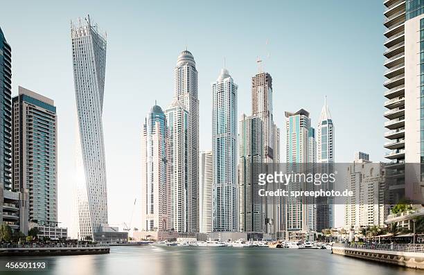 dubai marina futuristic buildings - wolkenkratzer stock-fotos und bilder