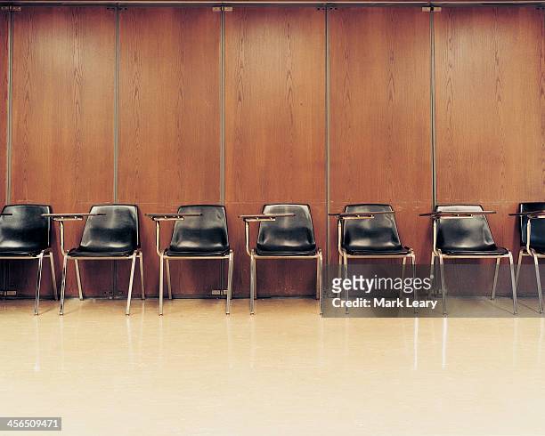 college chairs - 誰も座っていない机 ストックフォトと画像