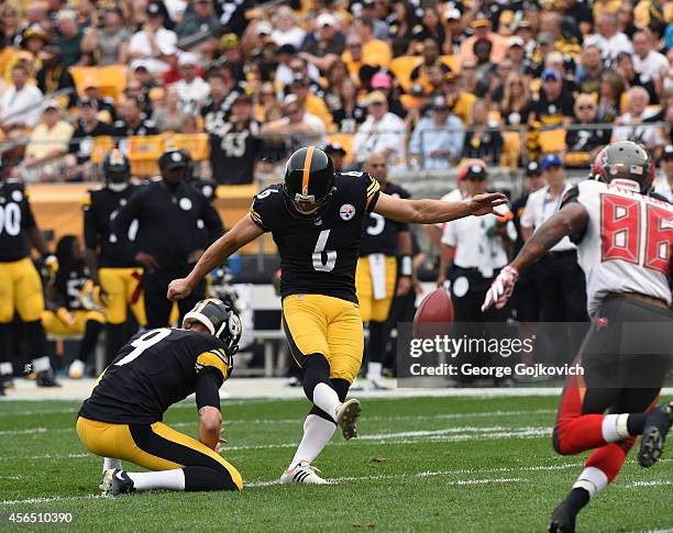 Kicker Shaun Suisham of the Pittsburgh Steelers kicks a 25-yard field goal on a hold by Brad Wing during a game against the Tampa Bay Buccaneers at...