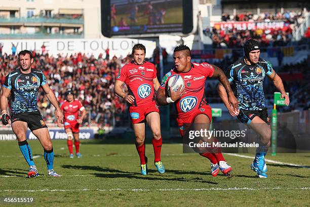 David Smith of Toulon scores his sides opening try during the Heineken Cup Pool Two match between Toulon and Exeter Chiefs at the Felix Mayol Stadium...
