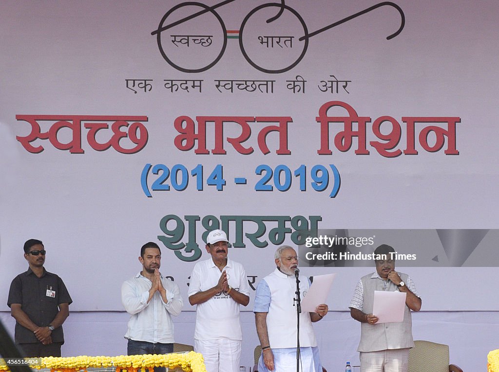 Narendra Modi launches Clean India Campaign