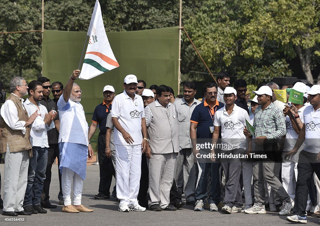Narendra Modi launches Clean India Campaign