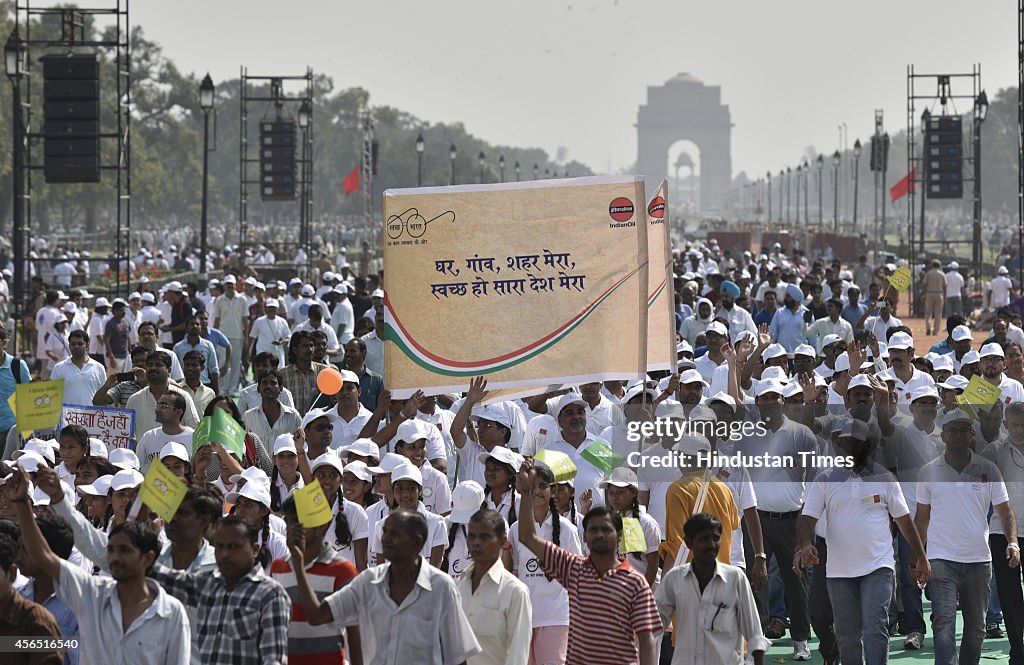 Narendra Modi launches Clean India Campaign