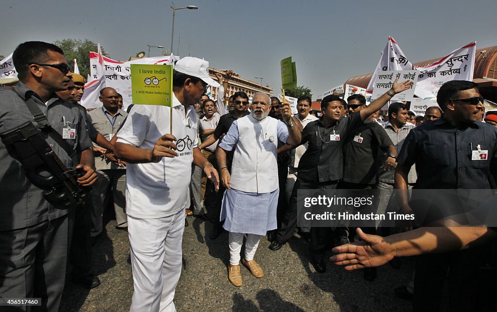 Narendra Modi launches Clean India Campaign