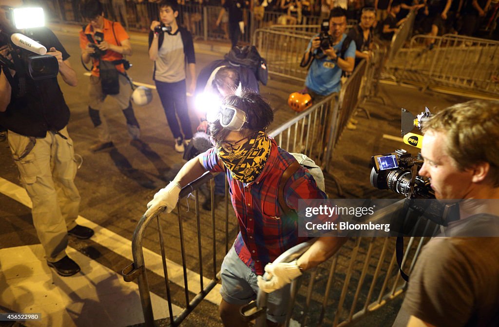 Hong Kong Police Draw Line On Occupation of Public Buildings