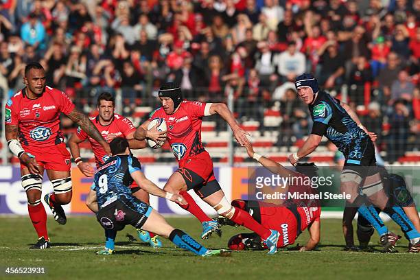 Alexis Palisson of Toulon sidesteps Haydn Thomas of Exeter Chiefs during the Heineken Cup Pool Two match between Toulon and Exeter Chiefs at the...