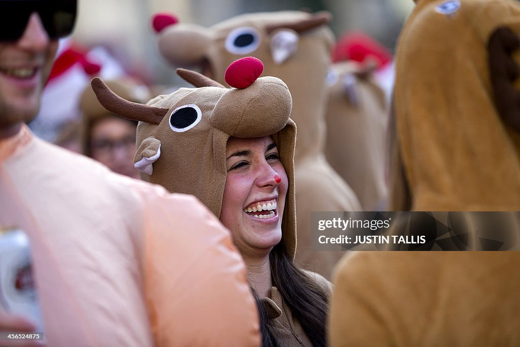 BRITAIN-LIFESTYLE-CHRISTMAS-SANTACON