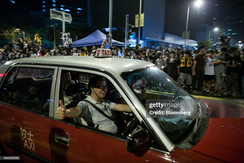 Hong Kong Students Threaten Escalation as Councilor Seeks Talks