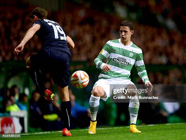 Alexander Tonev of Celtic and Josip Pivaric of Dinamo Zagreb challenge in midfield during the UEFA Europa League group D match between Celtic and...