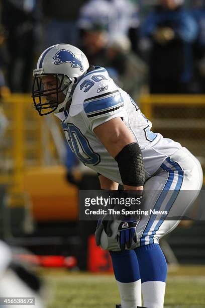 Cory Schlesinger of the Detroit Lions participates in warm-ups before a game against the Green Bay Packers on December 17, 2006 at Lambeau Field in...