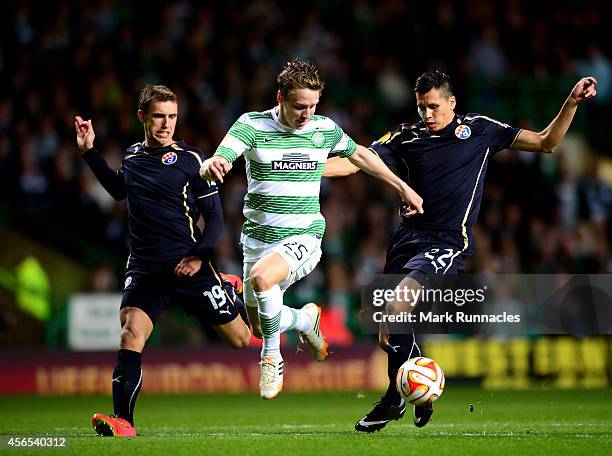 Stefan Johnansen of Celtic takes on Josip Pivaric and Leonardo Sigali of Dinamo Zagreb during the UEFA Europa League group D match between Celtic and...