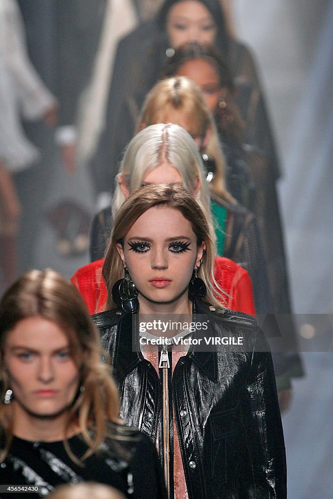 Louis Vuitton : Runway - Paris Fashion Week Womenswear Spring/Summer 2015