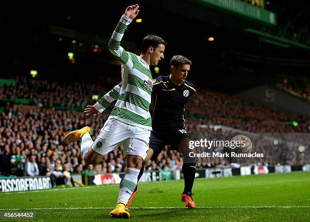 Alexander Tonev of Celtic and Josip Pivaric of Dinamo Zagreb challenge during the UEFA Europa League group D match between Celtic and Dinamo Zagreb...