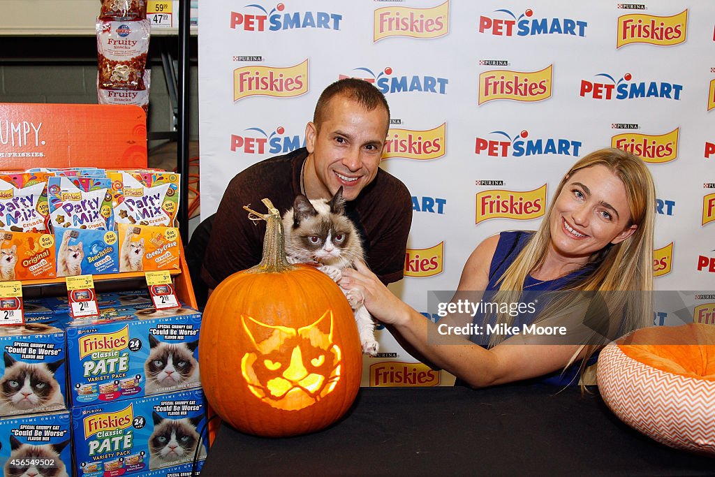 Grumpy Cat Meets First-Ever Grump-O-Lantern Face-to-Face At PetSmart Store In Surprise, AZ