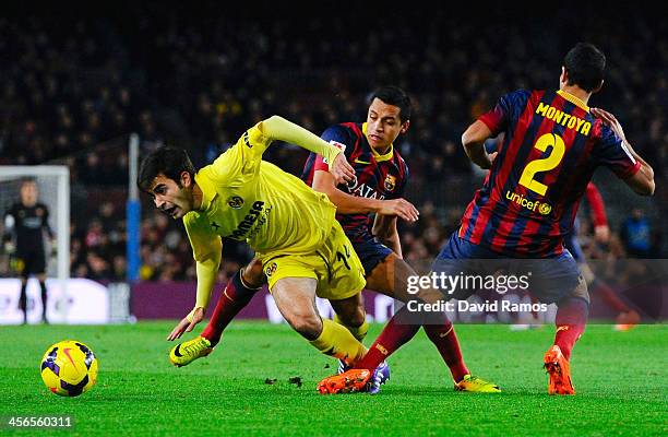 Manu Trigueros of Villarreal CF duels for the ball with Alexis Sanchez and Martin Montoya of FC Barcelona during the La Liga match between FC...