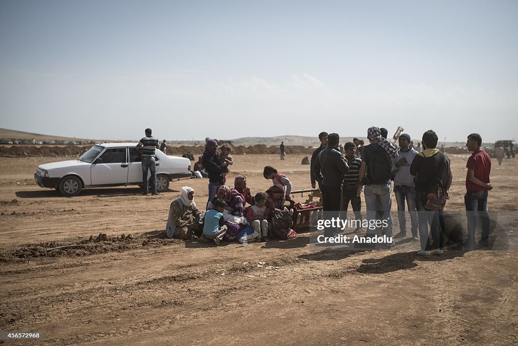 Syrian Kurds fleeing from clashes crossing into Turkey