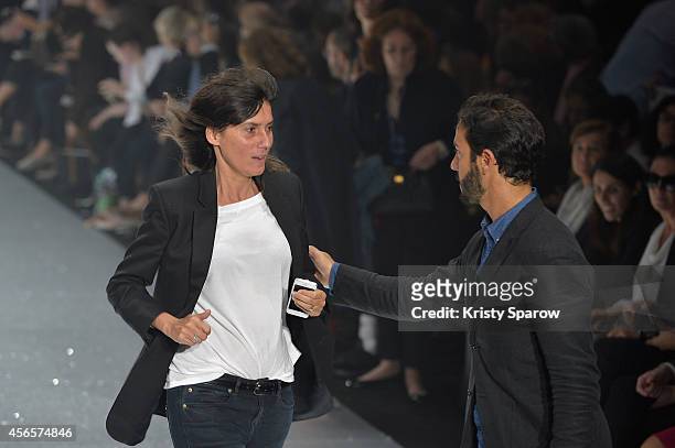 Emmanuelle Alt attends the Moncler Gamme Rouge show as part of the Paris Fashion Week Womenswear Spring/Summer 2015 on October 1, 2014 in Paris,...